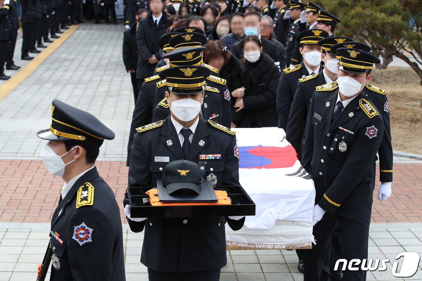 경북 문경 육가공 공장 화재 현장에서 순직한 故 김수광 소방장과 故 박수훈 소방교의 영결식이 3일 오전 경북도청 동락관에서 엄수됐다. 순직 소방관 운구행렬이 영결식장을 떠나고 있다. 2024.2.3/뉴스1 ⓒ News1 공정식 기자