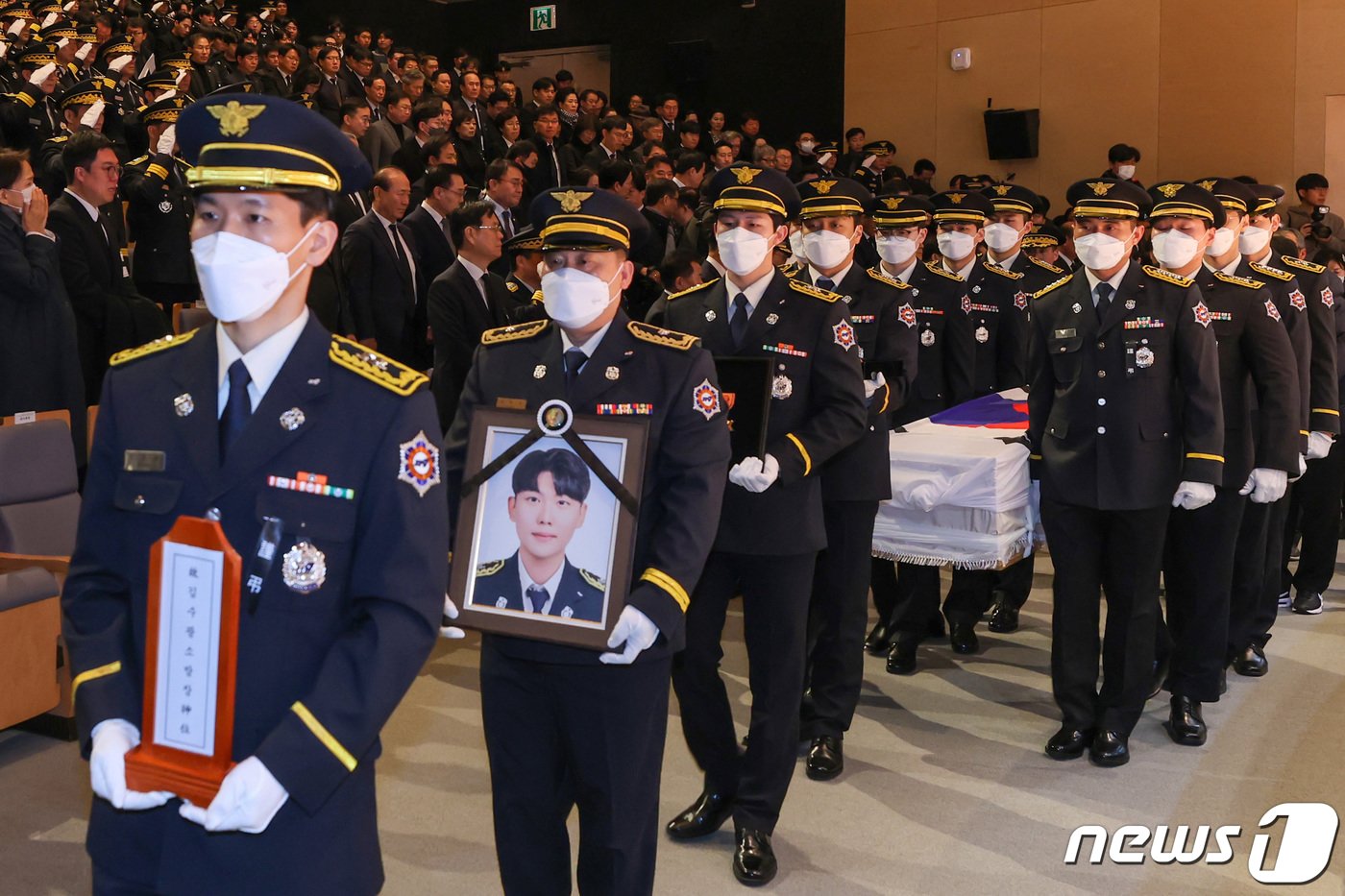 경북 문경 육가공 공장 화재 현장에서 순직한 故 김수광 소방장과 故 박수훈 소방교의 영결식이 3일 오전 경북도청 동락관에서 엄수됐다. 순직 소방관의 운구행렬이 영결식장으로 입장하고 있다. 2024.2.3/뉴스1 ⓒ News1 공정식 기자