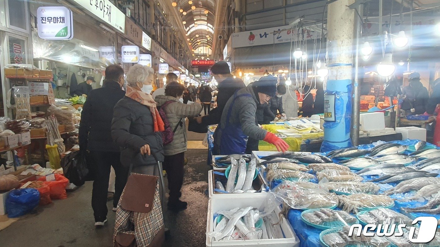  지난 2일 대전 서구 한민시장에서 한 시민이 장을 보며 수산물 매대 앞에 서있다.  2024.2.2/뉴스1 ⓒ News1 허진실 기자 