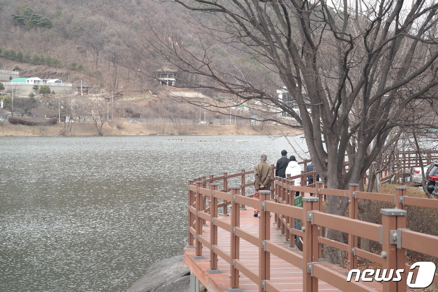본문 이미지 - 입춘을 하루 앞둔 3일 영하권 날씨에도 충북 주요 관광지에는 늦겨울의 정취를 느끼려는 나들이객의 발길이 이어졌다. 명암저수지 나들이객 모습.2024.2.3./뉴스1 ⓒ News1 임양규 기자