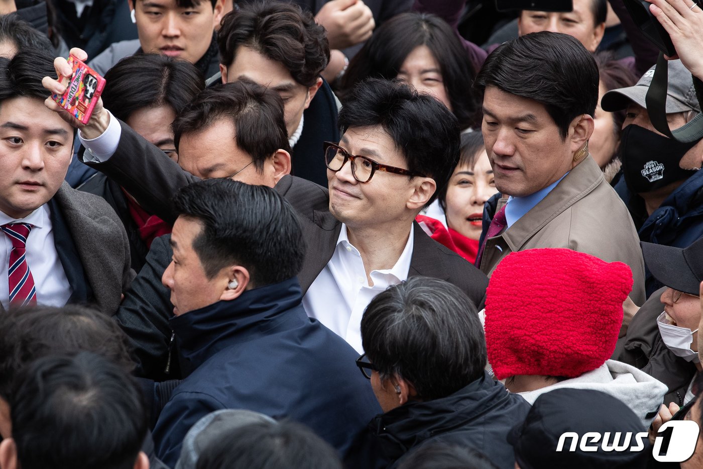 한동훈 국민의힘 비상대책위원장이 3일 경기 김포시 라베니체 광장에서 열린 수도권광역급행철도&#40;GTX&#41; D 노선안 환영 및 조기개통 촉구 시민대회에 참석해 시민들과 기념 촬영을 하고 있다. 2024.2.3/뉴스1 ⓒ News1 유승관 기자