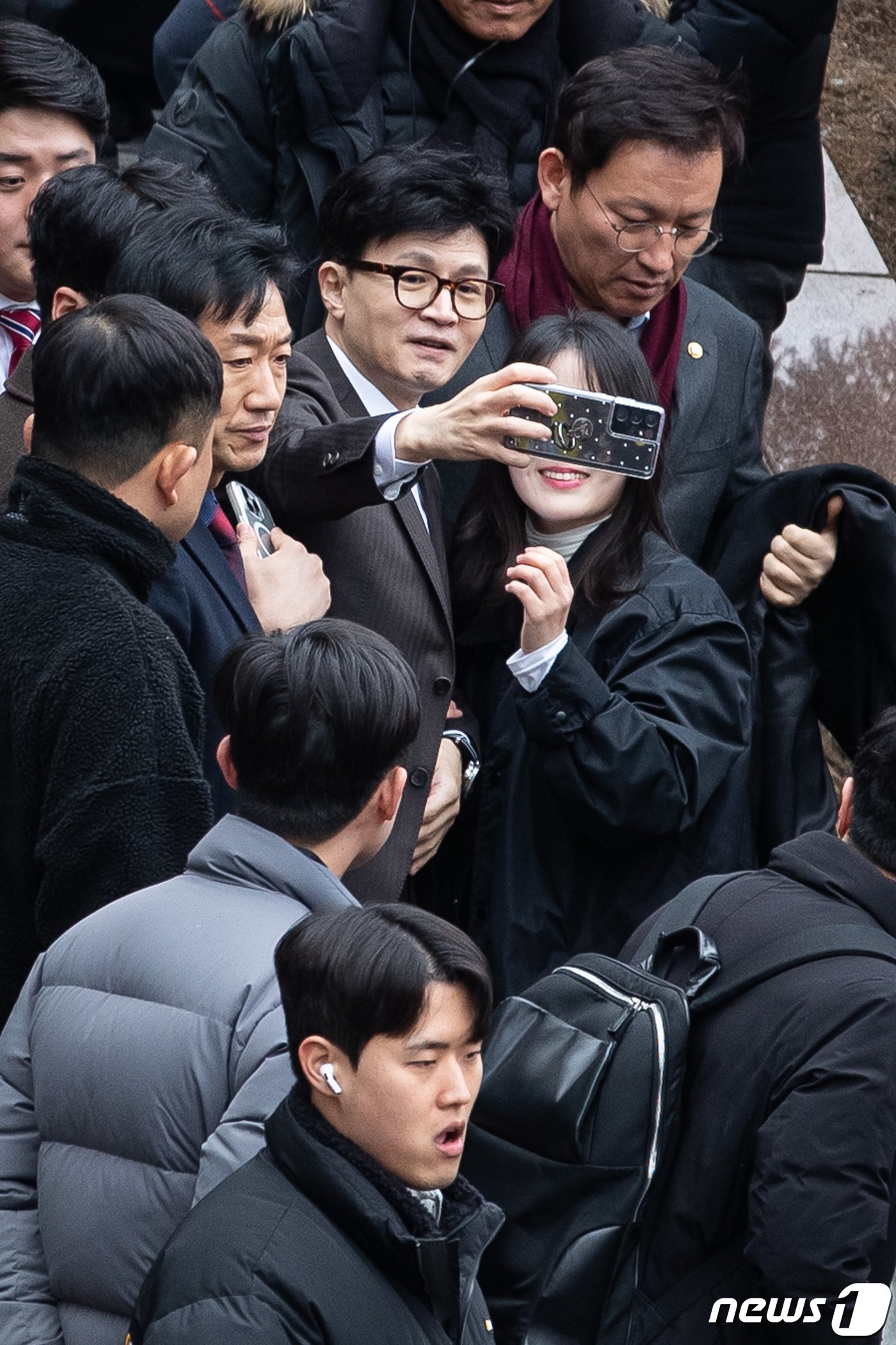 한동훈 국민의힘 비상대책위원장이 3일 경기 김포시 라베니체 광장에서 열린 수도권광역급행철도&#40;GTX&#41; D 노선안 환영 및 조기개통 촉구 시민대회에 참석해 시민들과 기념 촬영을 하고 있다. 2024.2.3/뉴스1 ⓒ News1 유승관 기자