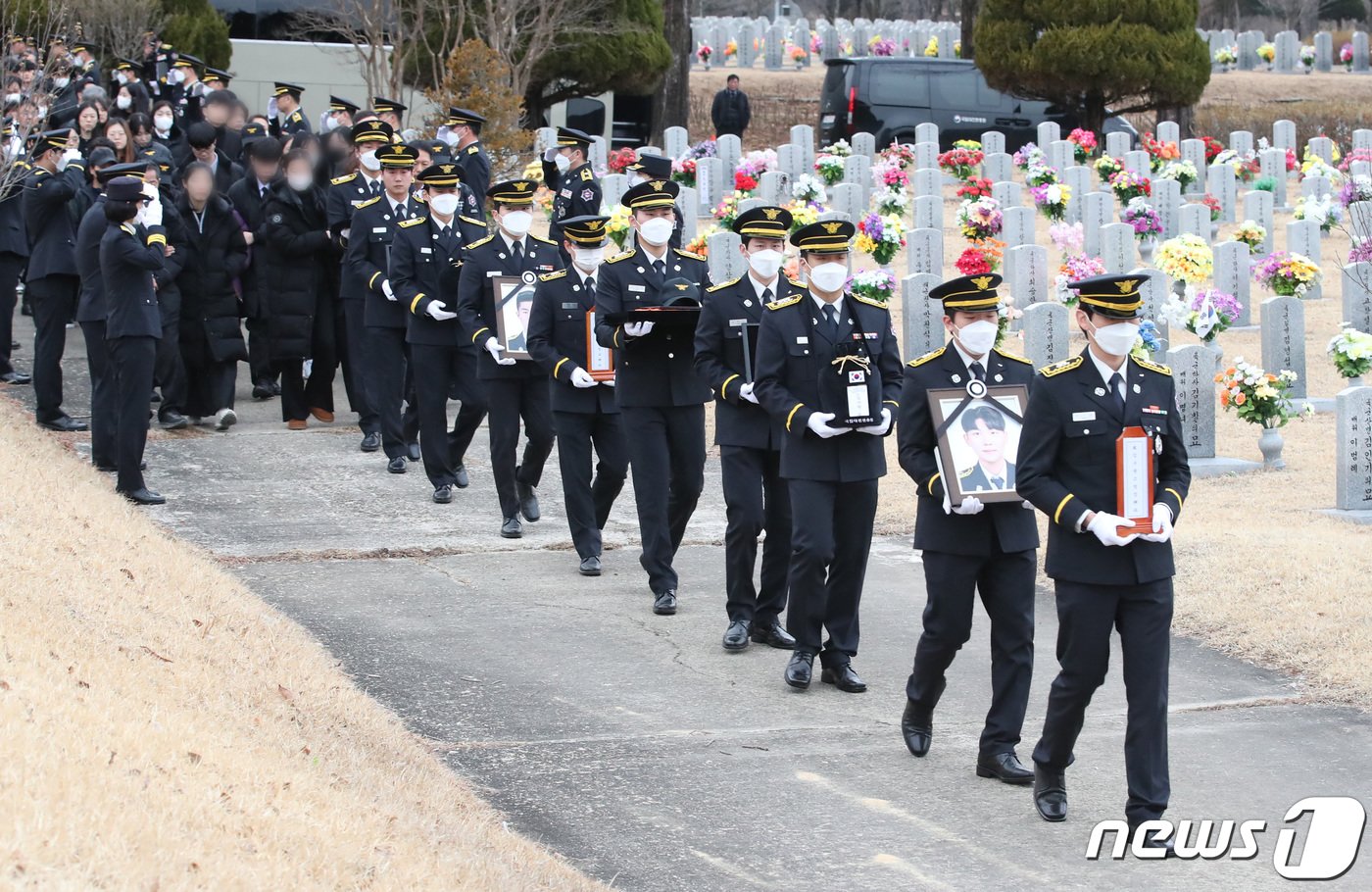 본문 이미지 - 경북 문경 육가공 공장 화재 현장에서 순직한 故 김수광 소방장과 故 박수훈 소방교의 안장식이 3일 오후 국립대전현충원 소방공무원묘역에서 엄수되고 있다. 2024.2.3/뉴스1 ⓒ News1 김기태 기자