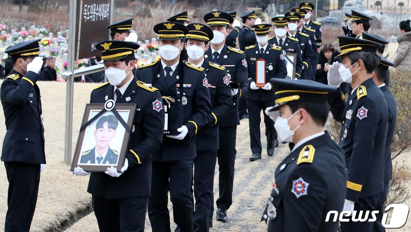 본문 이미지 - 경북 문경 육가공 공장 화재 현장에서 순직한 故 김수광 소방장과 故 박수훈 소방교의 안장식이 3일 오후 국립대전현충원 소방공무원묘역에서 엄수되고 있다. 2024.2.3/뉴스1 ⓒ News1 김기태 기자