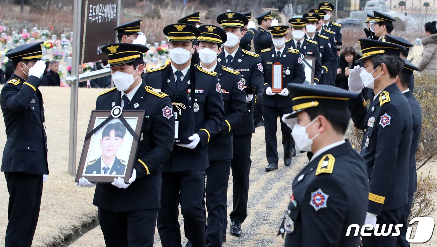 경북 문경 육가공 공장 화재 현장에서 순직한 故 김수광 소방장과 故 박수훈 소방교의 안장식이 3일 오후 국립대전현충원 소방공무원묘역에서 엄수되고 있다. 2024.2.3/뉴스1 ⓒ News1 김기태 기자