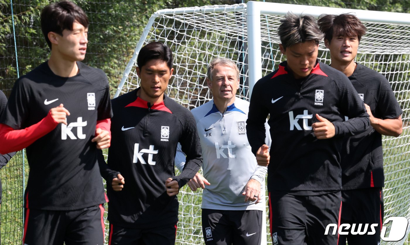 본문 이미지 - 2023 아시아축구연맹(AFC) 카타르 아시안컵 요르단과의 4강전을 앞둔 대한민국 축구대표팀 위르겐 클린스만 감독이 3일(현지시간) 카타르 도하 알 에글라 트레이닝 센터에서 선수들과 러닝을 하고 있다. 2024.2.3/뉴스1 ⓒ News1 김성진 기자