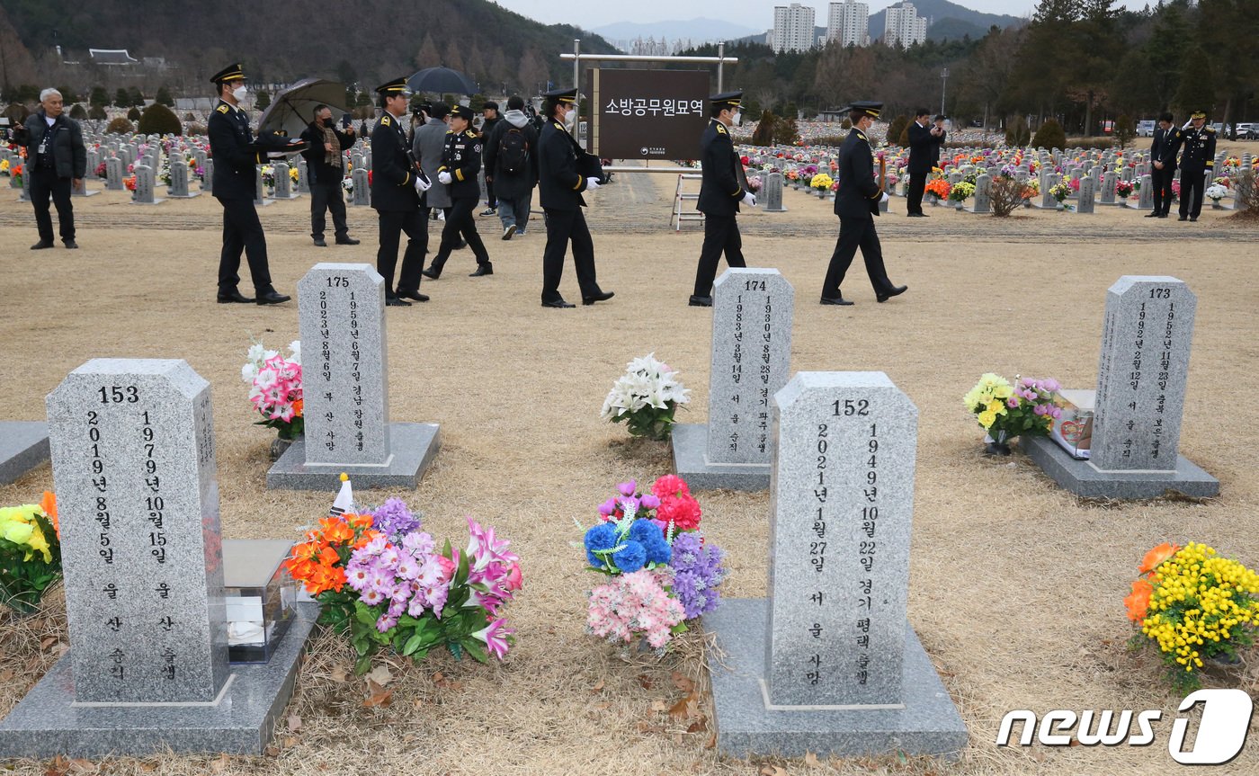 본문 이미지 - 경북 문경 육가공 공장 화재 현장에서 순직한 故 김수광 소방장과 故 박수훈 소방교의 안장식이 3일 오후 국립대전현충원 소방공무원묘역에서 엄수되고 있다. 2024.2.3/뉴스1 ⓒ News1 김기태 기자
