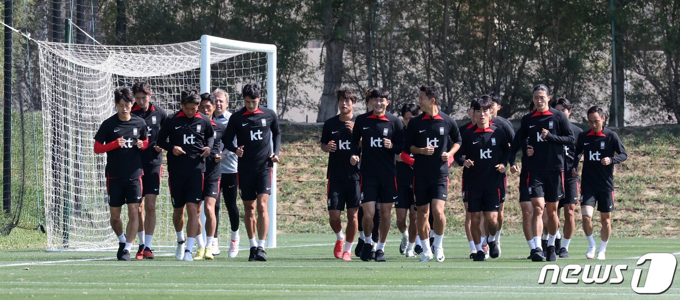 본문 이미지 - 2023 아시아축구연맹(AFC) 카타르 아시안컵 요르단과의 4강전을 앞둔 대한민국 축구대표팀이 3일(현지시간) 카타르 도하 알 에글라 트레이닝 센터에서 회복훈련을 하고 있다. 2024.2.3/뉴스1 ⓒ News1 김성진 기자