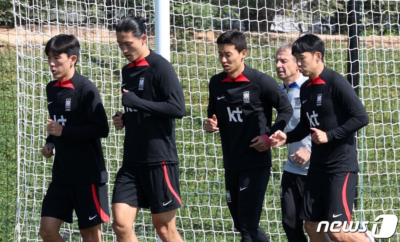 본문 이미지 - 2023 아시아축구연맹(AFC) 카타르 아시안컵 요르단과의 4강전을 앞둔 대한민국 축구대표팀 황인범, 조규성, 김태환, 손흥민, 위르겐 클린스만 감독이 3일(현지시간) 카타르 도하 알 에글라 트레이닝 센터에서 회복훈련을 하고 있다. 2024.2.3/뉴스1 ⓒ News1 김성진 기자