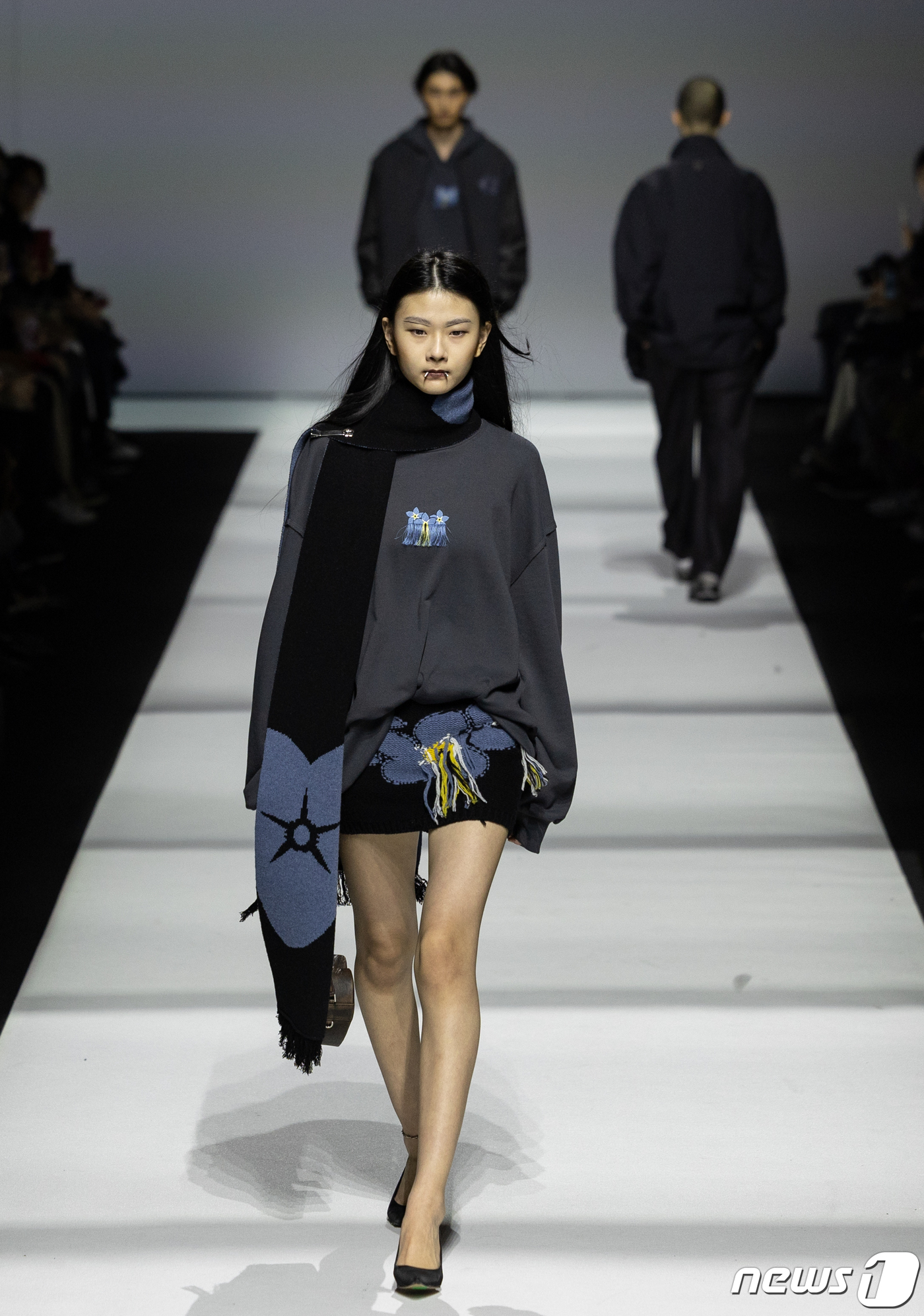 (서울=뉴스1) 이재명 기자 = 3일 오후 서울 동대문구 동대문디자인플라자(DDP)에서 열린 디자이너 이성동의 얼킨(ul:kin) 브랜드 런웨이쇼 무대에서 모델들이 납북자·억류자· …