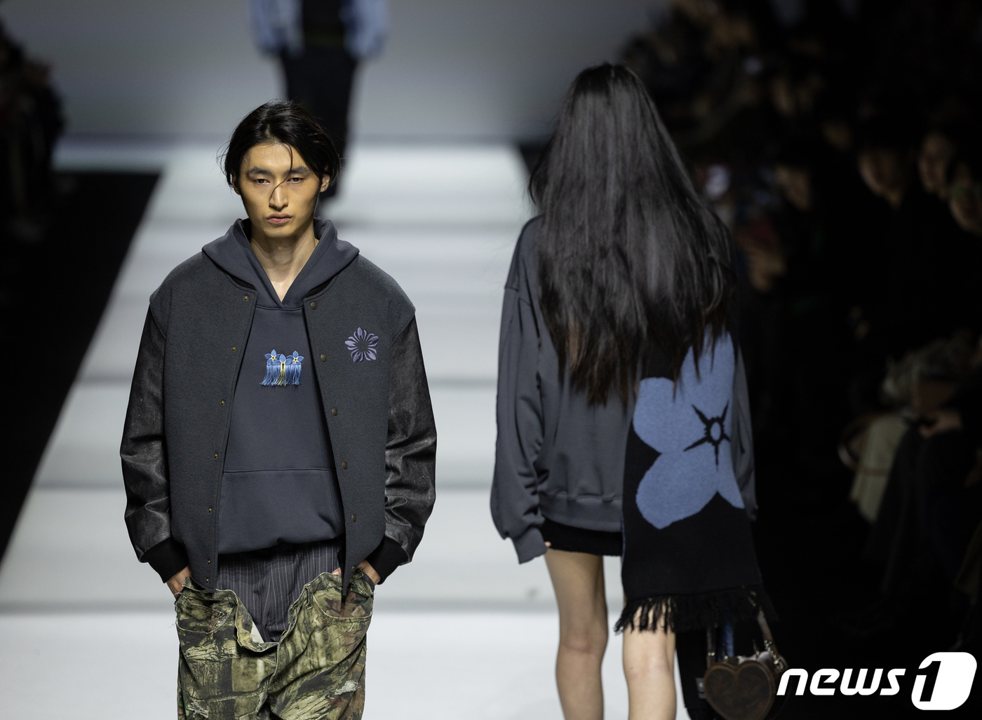 (서울=뉴스1) 이재명 기자 = 3일 오후 서울 동대문구 동대문디자인플라자(DDP)에서 열린 디자이너 이성동의 얼킨(ul:kin) 브랜드 런웨이쇼 무대에서 모델들이 납북자·억류자· …