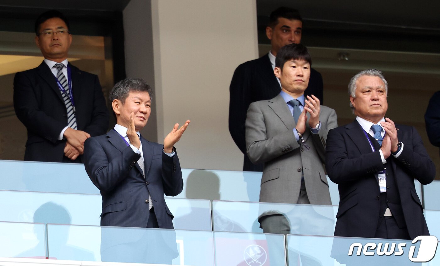 본문 이미지 - 지난해 아시아축구연맹(AFC) 카타르 아시안컵 8강전 이란과 일본 경기를 관전 중인 정몽규 회장과 박지성. /뉴스1 ⓒ News1 김성진 기자