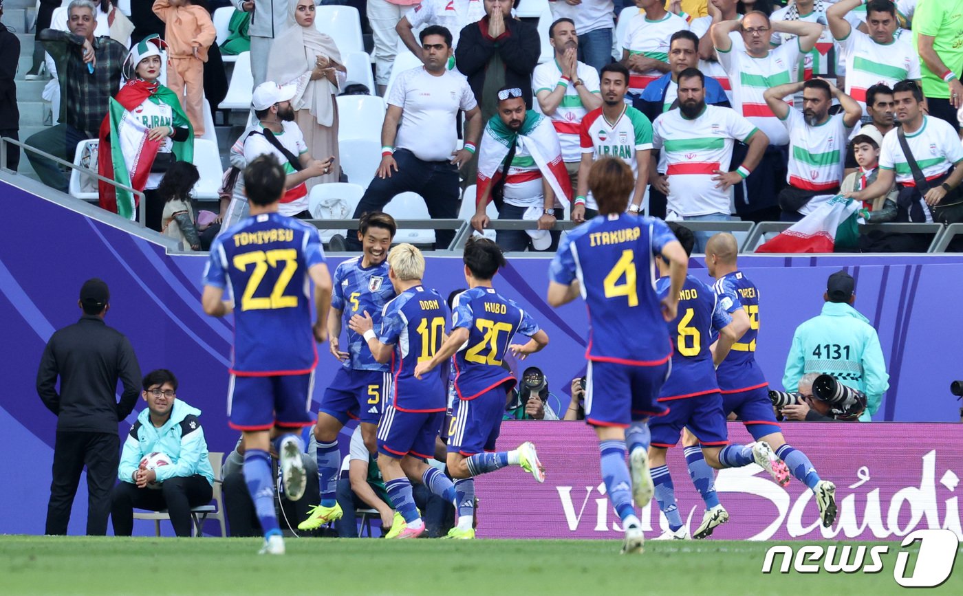 본문 이미지 - 일본 모리타 히데마사가 3일(현지시간) 카타르 알라이얀 에듀케이션 시티 스타디움에서 열린 2023 아시아축구연맹(AFC) 카타르 아시안컵 8강전 이란과 일본의 경기에서 선제골을 터뜨린 후 기뻐하고 있다. 2024.2.3/뉴스1 ⓒ News1 김성진 기자