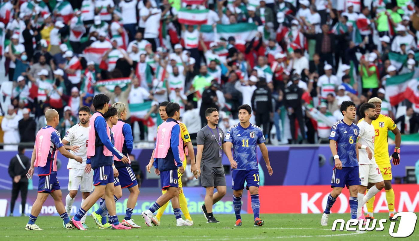 본문 이미지 - 일본 선수들이 3일(현지시간) 카타르 알라이얀 에듀케이션 시티 스타디움에서 열린 2023 아시아축구연맹(AFC) 카타르 아시안컵 8강전 이란과 일본의 경기에서 1-2로 패배한 후 아쉬워하고 있다. 2024.2.3/뉴스1 ⓒ News1 김성진 기자
