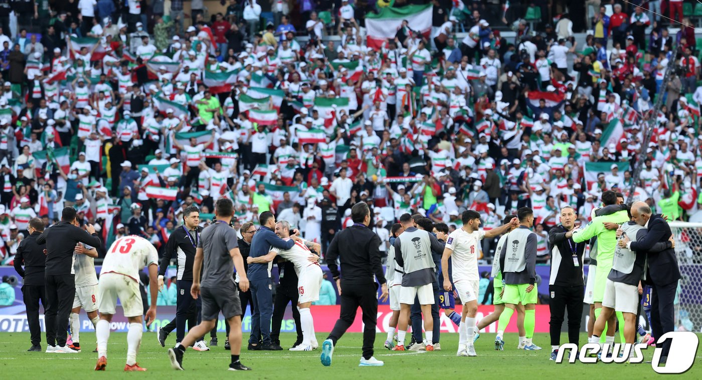 본문 이미지 - 이란 선수들이 3일(현지시간) 카타르 알라이얀 에듀케이션 시티 스타디움에서 열린 2023 아시아축구연맹(AFC) 카타르 아시안컵 8강전 이란과 일본의 경기에서 2-1로 승리하며 4강 진출에 성공하자 기뻐하고 있다. 2024.2.3/뉴스1 ⓒ News1 김성진 기자