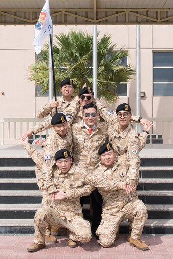 본문 이미지 - 신원식 국방부 장관이 아크부대 장병들과 기념사진을 찍고 있다.(국방부 제공)