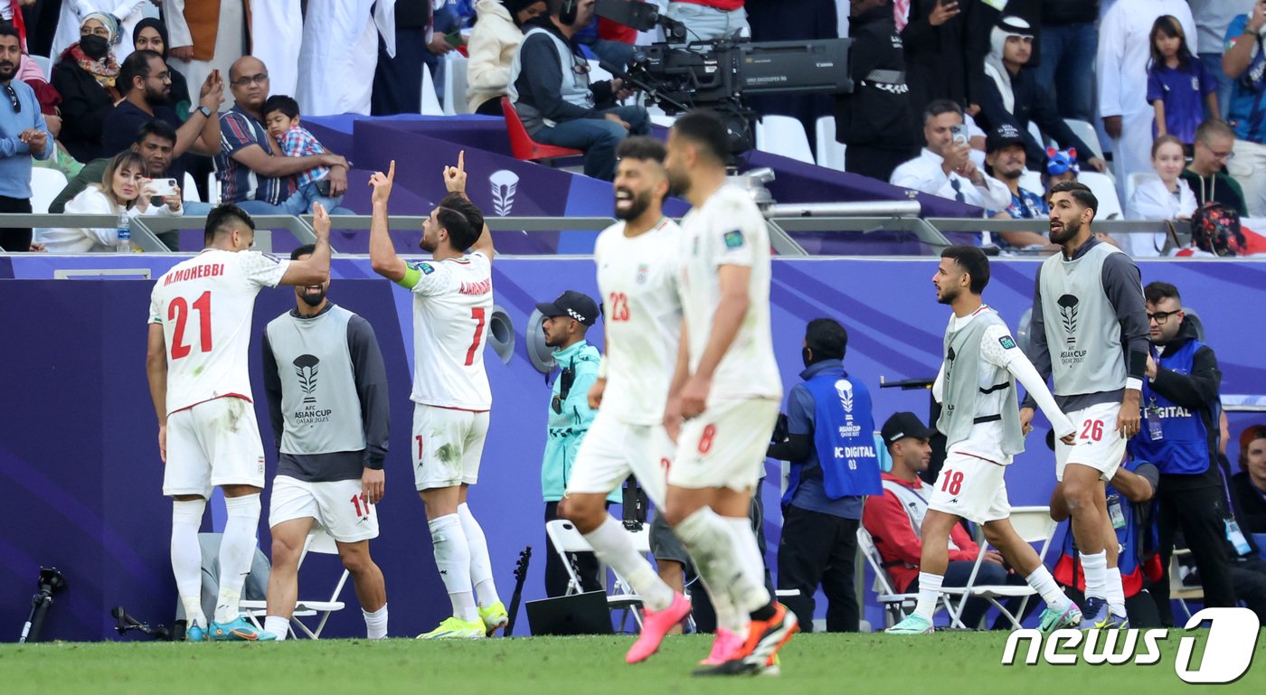 본문 이미지 - 이란 자한바크시가 3일(현지시간) 카타르 알라이얀 에듀케이션 시티 스타디움에서 열린 2023 아시아축구연맹(AFC) 카타르 아시안컵 8강전 이란과 일본의 경기에서 페널티킥을 성공한 후 세리머니를 하고 있다. 2024.2.3/뉴스1 ⓒ News1 김성진 기자