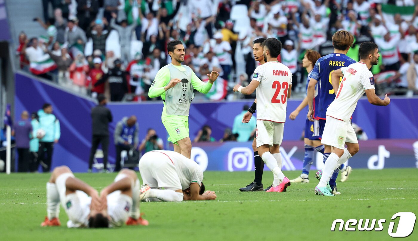 본문 이미지 - 이란 선수들이 3일(현지시간) 카타르 알라이얀 에듀케이션 시티 스타디움에서 열린 2023 아시아축구연맹(AFC) 카타르 아시안컵 8강전 이란과 일본의 경기에서 2-1로 승리하며 4강 진출에 성공하자 기뻐하고 있다. 2024.2.3/뉴스1 ⓒ News1 김성진 기자