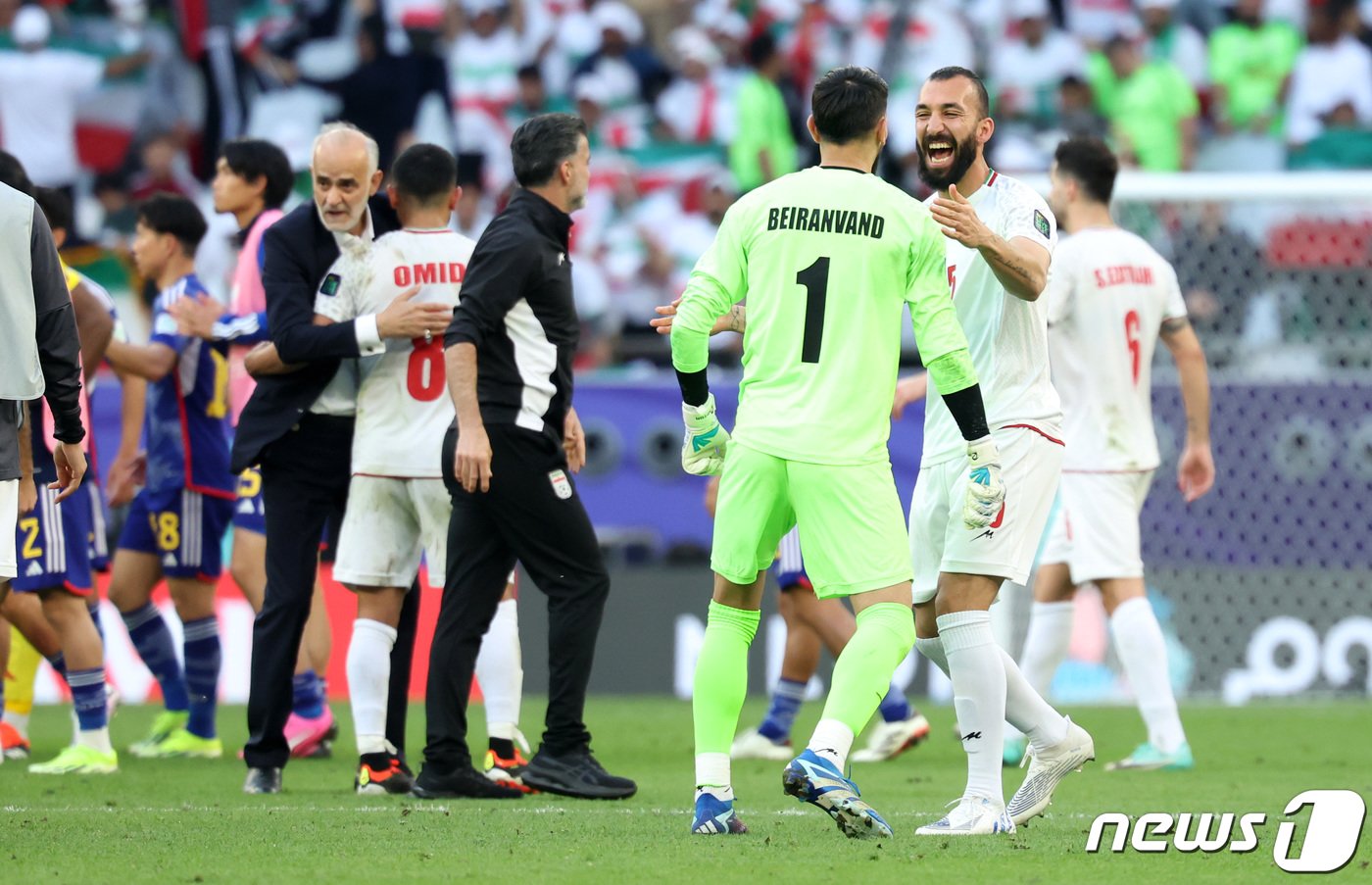 본문 이미지 - 이란 선수들이 3일(현지시간) 카타르 알라이얀 에듀케이션 시티 스타디움에서 열린 2023 아시아축구연맹(AFC) 카타르 아시안컵 8강전 이란과 일본의 경기에서 2-1로 승리하며 4강 진출에 성공하자 기뻐하고 있다. 2024.2.3/뉴스1 ⓒ News1 김성진 기자