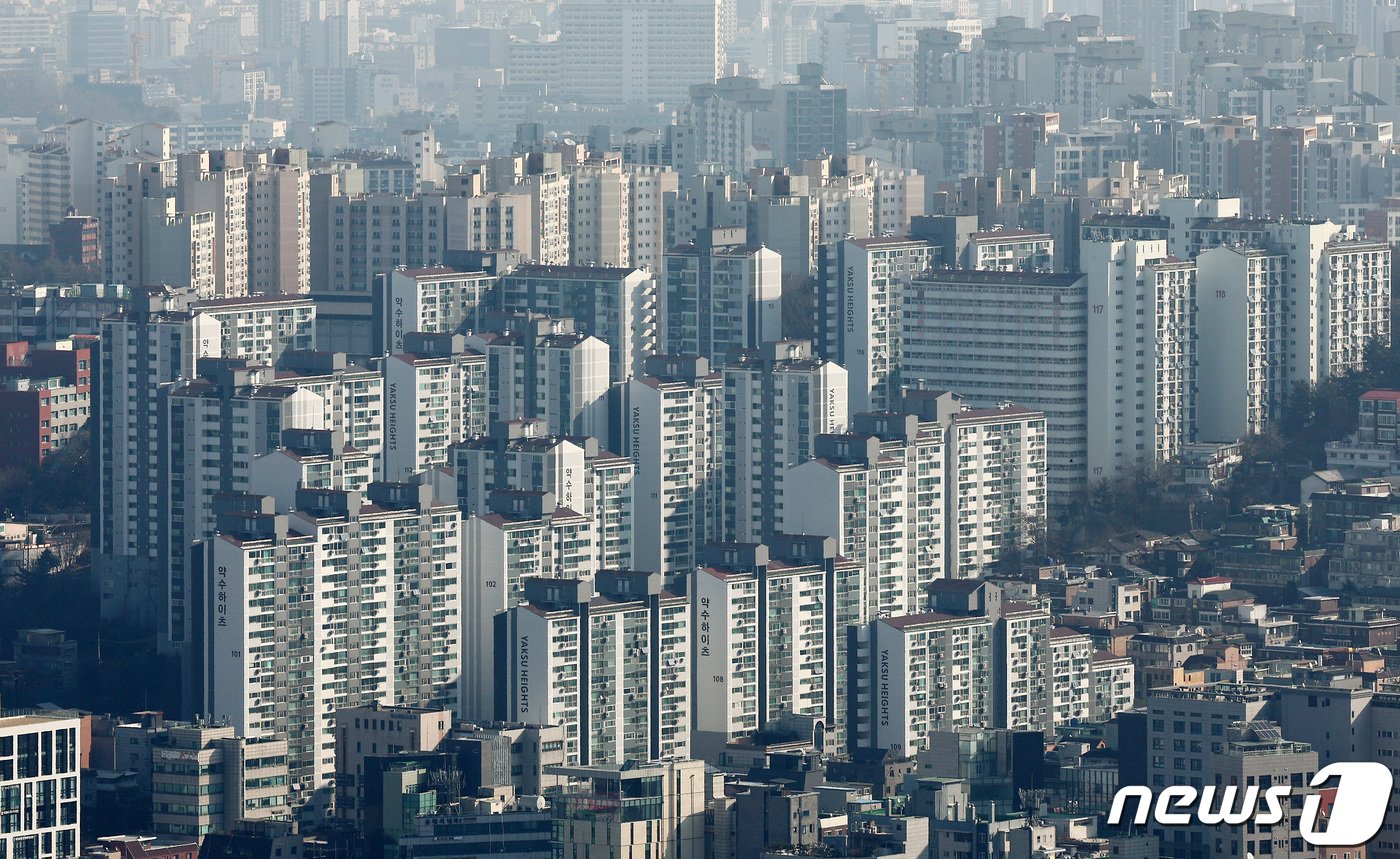 4일 오전 서울 중구 남산에서 바라본 도심에 아파트 단지가 보이고 있다.  2024.2.4/뉴스1 ⓒ News1 장수영 기자