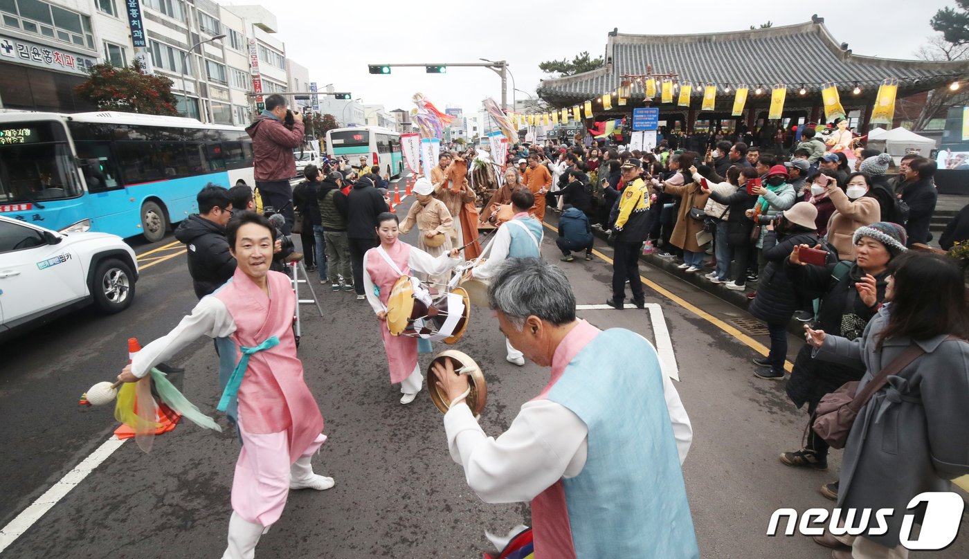 본문 이미지 - 절기상 입춘인 4일 오후 제주시 제주목 관아에서 열린 &#39;2024 갑진년 탐라국 입춘굿&#39;에서 낭쉐&#40;나무 소&#41;몰이가 진행되고 있다. 2024.2.4/뉴스1 ⓒ News1 오현지 기자