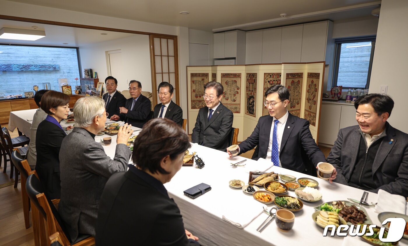 본문 이미지 - 이재명 더불어민주당 대표가 4일 오후 경남 양산시 하북면 평산마을 문재인 전 대통령 사저를 찾아 경상도식 추어탕으로 오찬을 함께하고 있다. (더불어민주당 제공) 2024.2.4/뉴스1