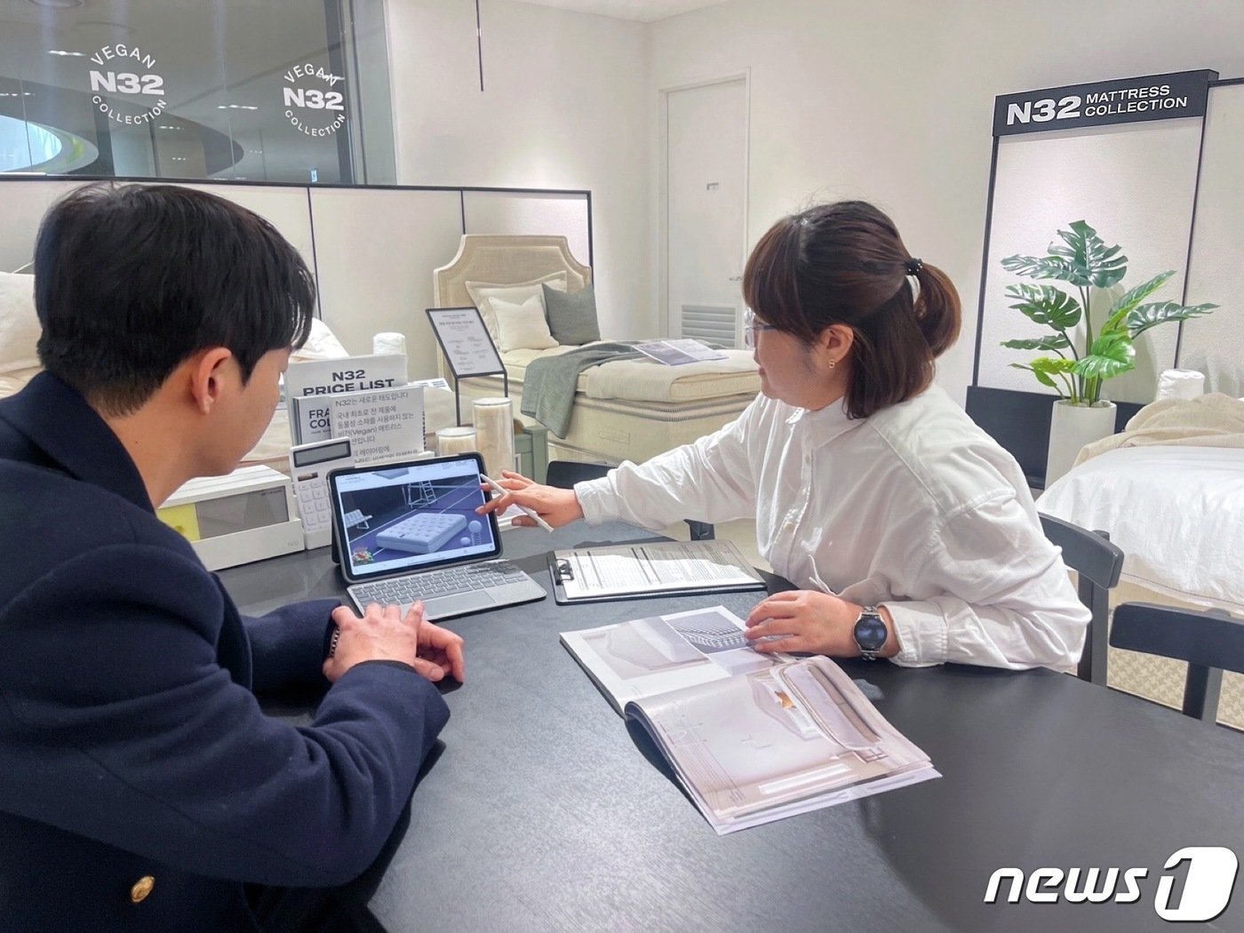 본문 이미지 - N32 신세계 센텀시티점을 찾은 소비자가 매트리스 구매 상담을 받고 있다. (시몬스 제공)