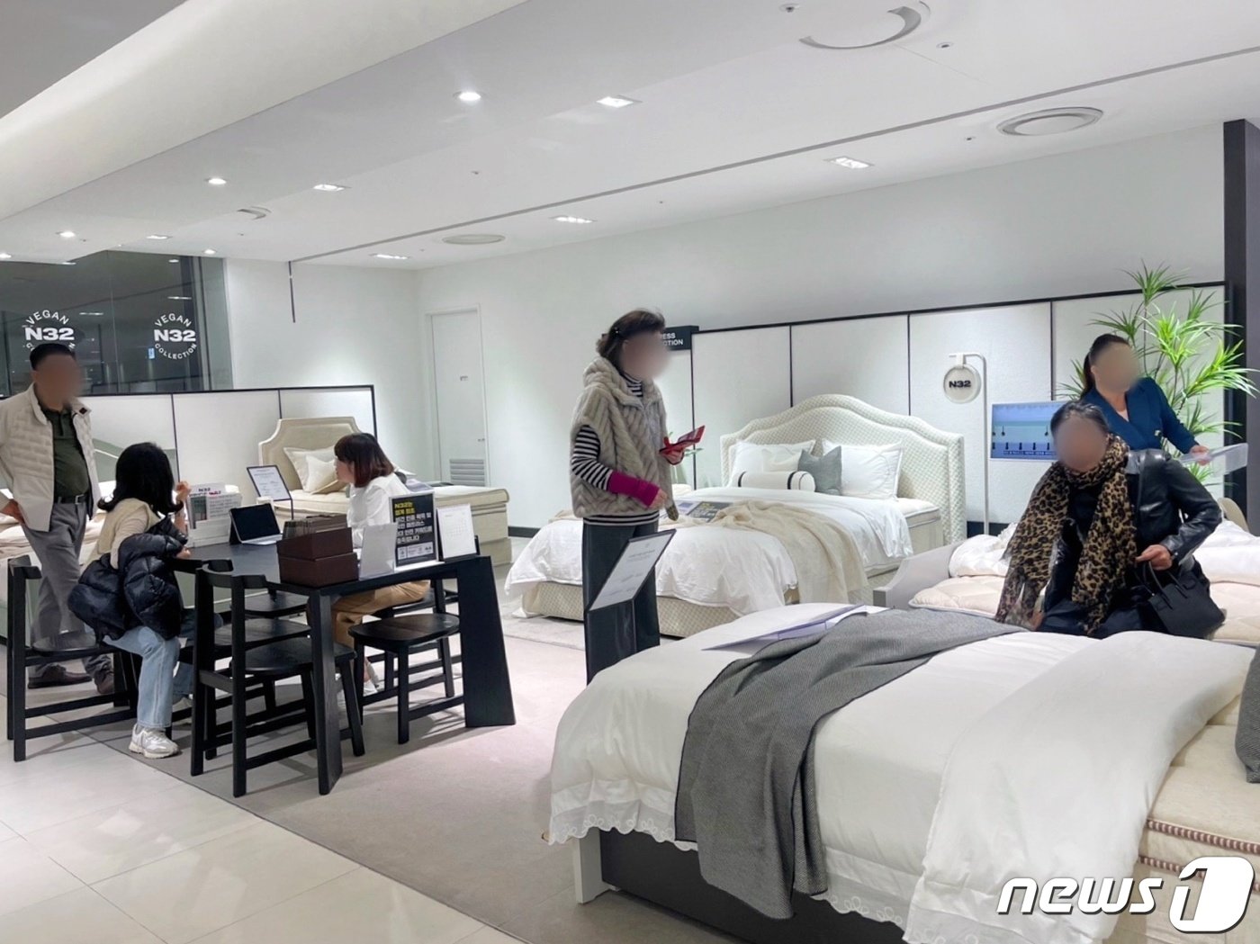 본문 이미지 - 4일 신세계백화점 센텀시티점 내 N32 매장이 방문객으로 북적인다. (시몬스 제공)