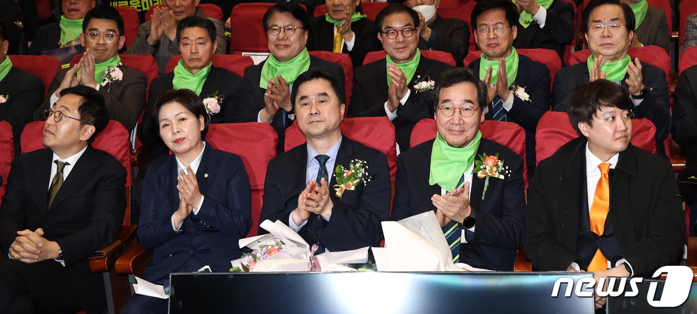 본문 이미지 - 새로운미래 김종민, 이낙연 공동대표가 4일 오후 서울 여의도 국회의원회관에서 열린 중앙당 창당대회에서 나란히 앉아 있다. 앞줄 왼쪽부터 금태섭 새로운선택 공동대표, 양향자 개혁신당 원내대표, 김종민, 이낙연 공동대표, 이준석 개혁신당 대표. 2024.2.4/뉴스1 ⓒ News1 구윤성 기자