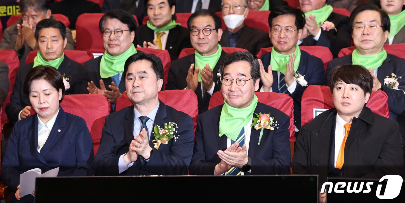 본문 이미지 - 새로운미래 김종민, 이낙연 공동대표가 4일 오후 서울 여의도 국회의원회관에서 열린 중앙당 창당대회에서 나란히 앉아 있다. 앞줄 왼쪽부터 양향자 개혁신당 원내대표, 김종민·이낙연 공동대표, 이준석 개혁신당 대표. 2024.2.4/뉴스1 ⓒ News1 구윤성 기자