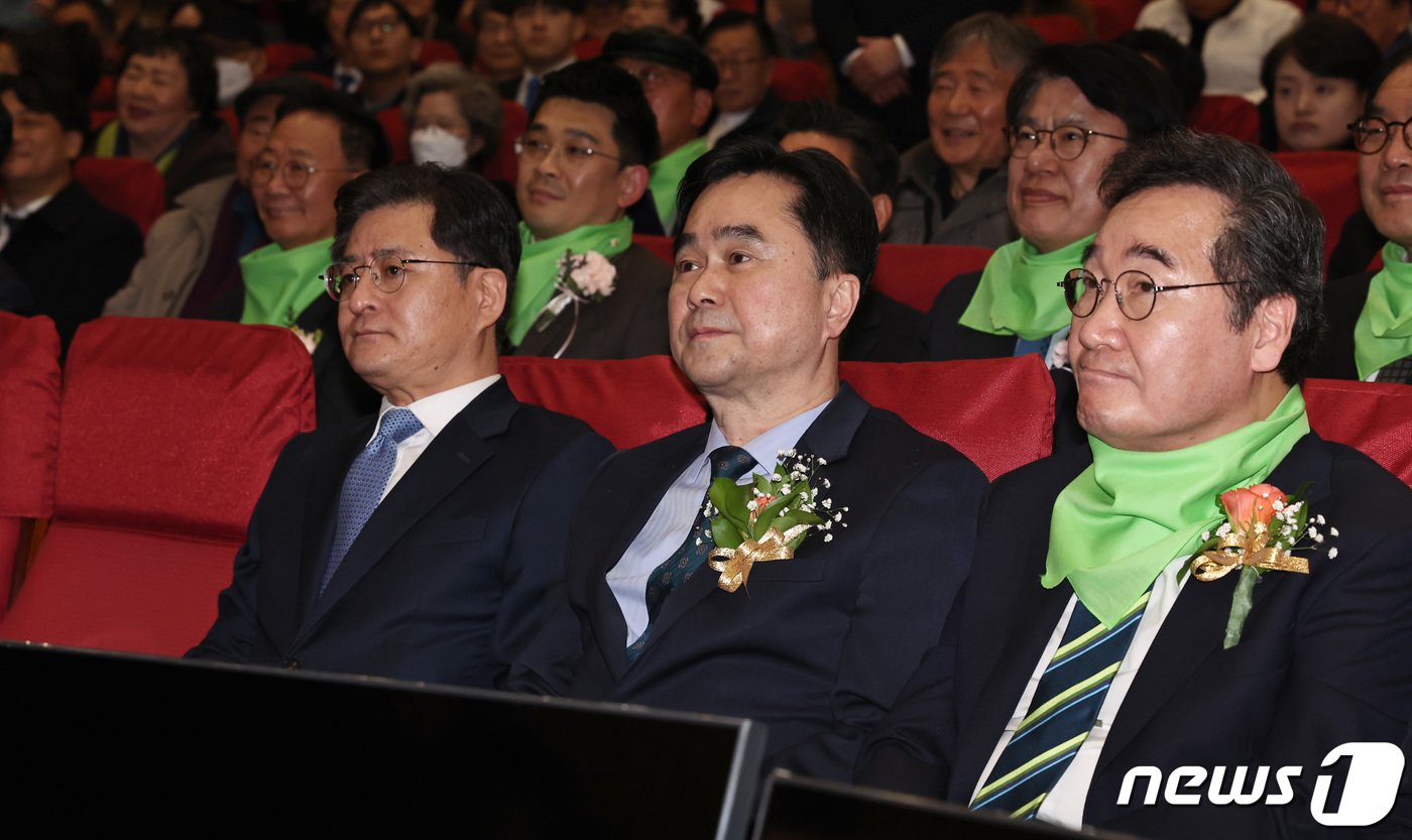 본문 이미지 - 새로운미래 이낙연(오른쪽부터), 김종민 공동대표와 박원석 미래대연합 공동대표가 4일 오후 서울 여의도 국회의원회관에서 열린 새로운미래 중앙당 창당대회에서 나란히 앉아 있다. 2024.2.4/뉴스1 ⓒ News1 구윤성 기자