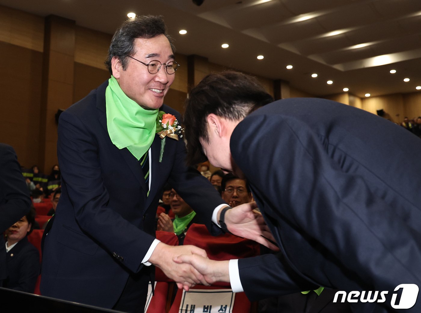 이낙연 새로운미래 공동대표&#40;왼쪽&#41;와 이준석 개혁신당 대표가 4일 오후 서울 여의도 국회의원회관에서 열린 새로운미래 중앙당 창당대회에서 악수하고 있다. 2024.2.4/뉴스1 ⓒ News1 구윤성 기자