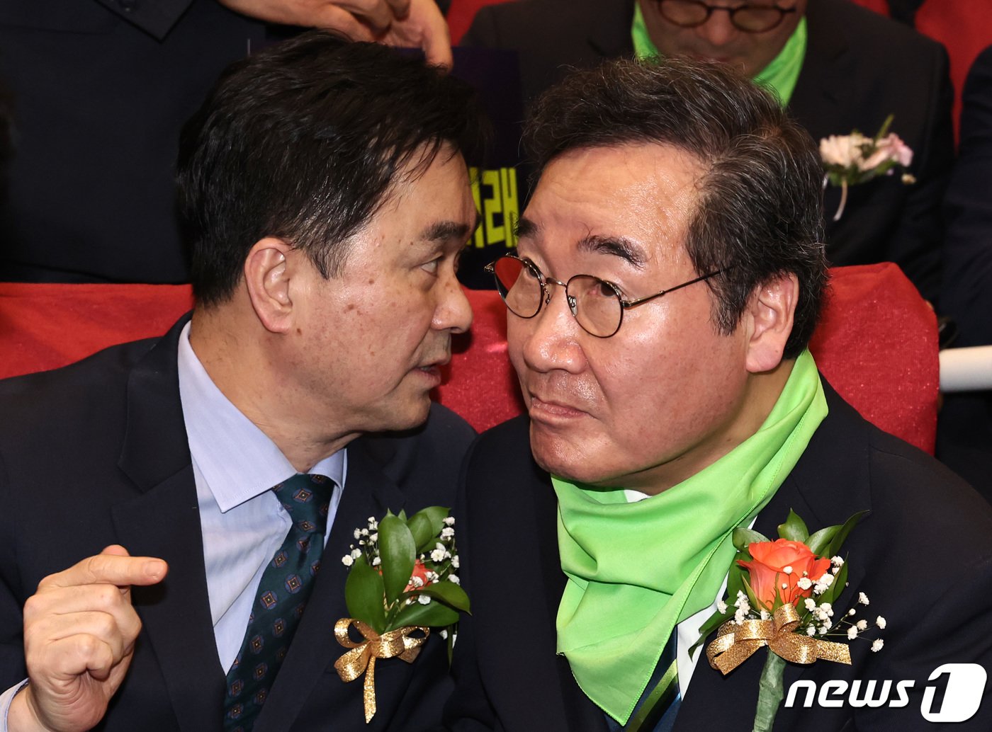 본문 이미지 - 새로운미래 김종민(왼쪽), 이낙연 공동대표가 4일 오후 서울 여의도 국회의원회관에서 열린 중앙당 창당대회에서 대화하고 있다. 2024.2.4/뉴스1 ⓒ News1 구윤성 기자