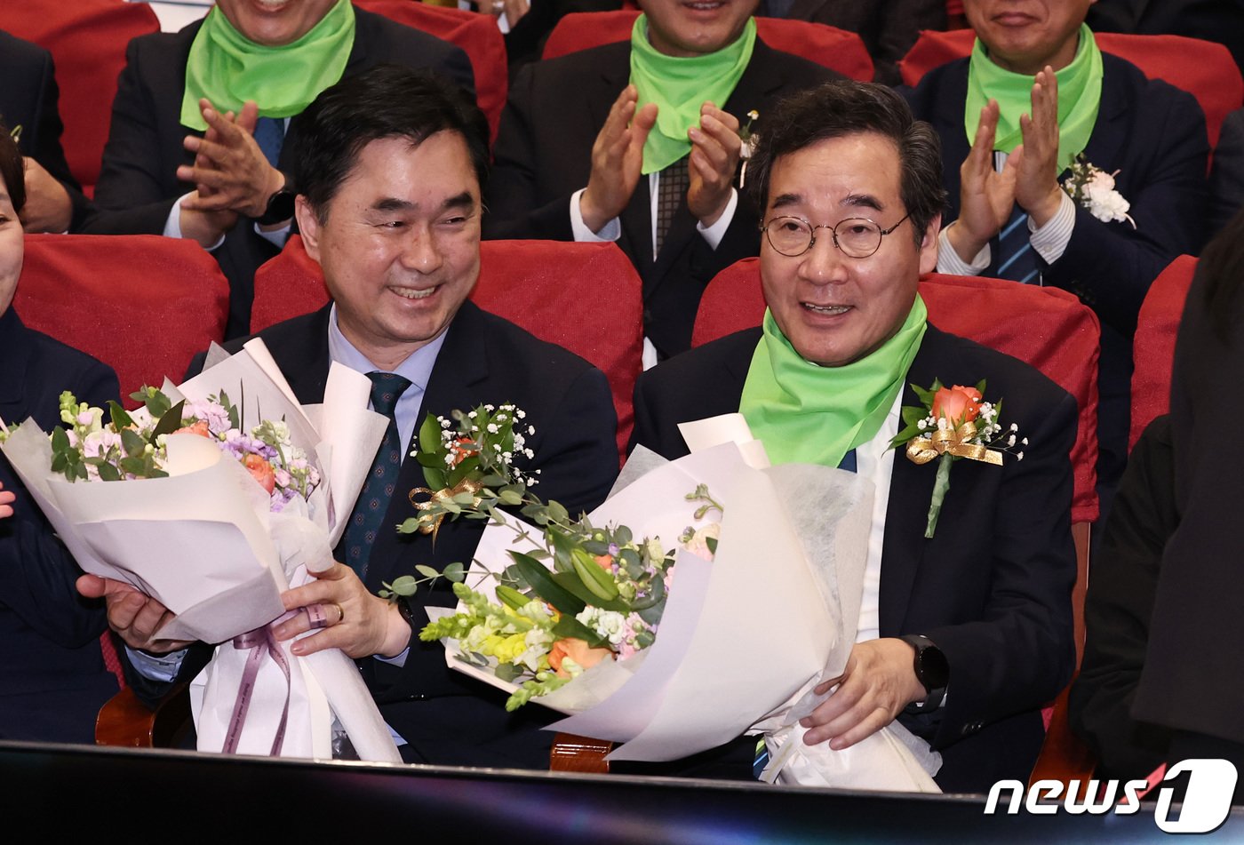 본문 이미지 - 새로운미래 김종민(왼쪽), 이낙연 공동대표가 4일 오후 서울 여의도 국회의원회관에서 열린 중앙당 창당대회에서 꽃다발을 받고 있다. 2024.2.4/뉴스1 ⓒ News1 구윤성 기자