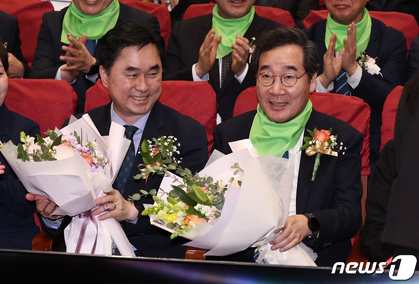 새로운미래 김종민&#40;왼쪽&#41;, 이낙연 공동대표가 4일 오후 서울 여의도 국회의원회관에서 열린 중앙당 창당대회에서 꽃다발을 받고 있다. 2024.2.4/뉴스1 ⓒ News1 구윤성 기자