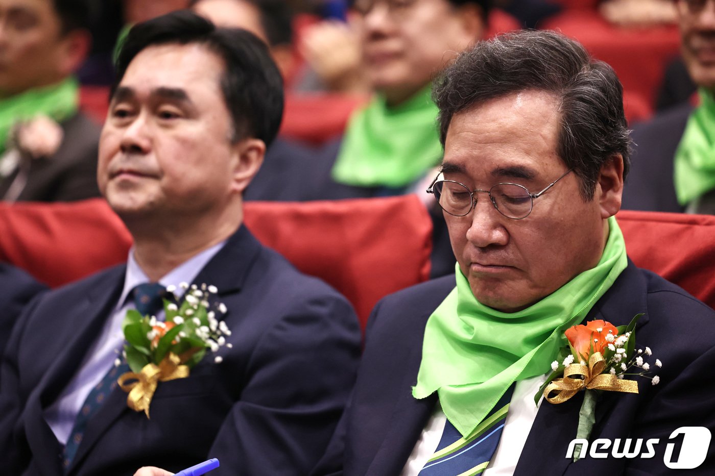본문 이미지 - 이낙연 새로운선택 공동대표가 4일 오후 서울 여의도 국회의원회관에서 열린 중앙당 창당대회에서 생각에 잠겨 있다. 왼쪽은 김종민 공동대표. 2024.2.4/뉴스1 ⓒ News1 구윤성 기자
