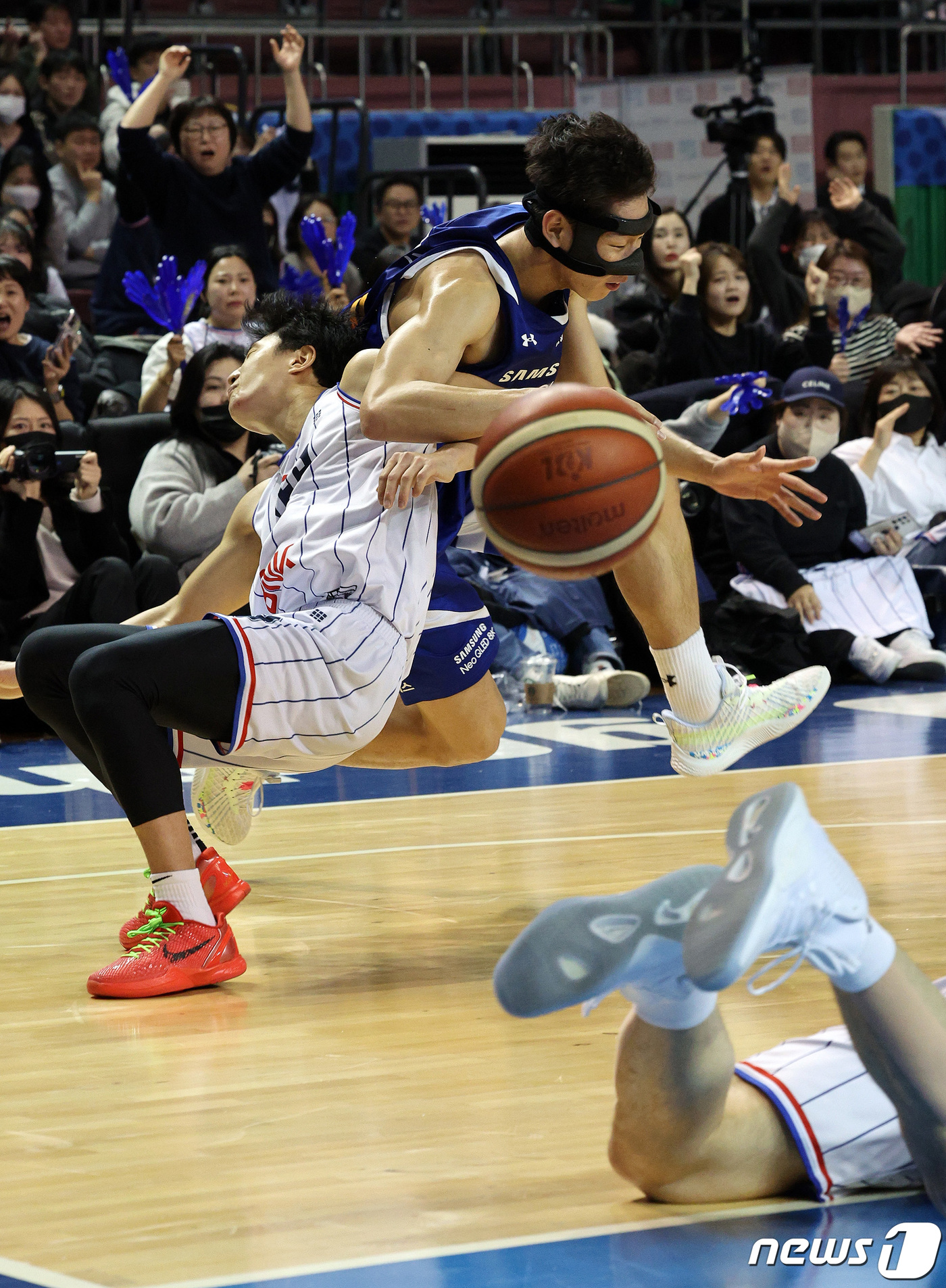 (서울=뉴스1) 장수영 기자 = 4일 서울 송파구 잠실실내체육관에서 열린 2023-2024 정관장 프로농구 서울 삼성 썬더스와 부산 KCC이지스 경기 연장전 83대 83 동점상황에 …