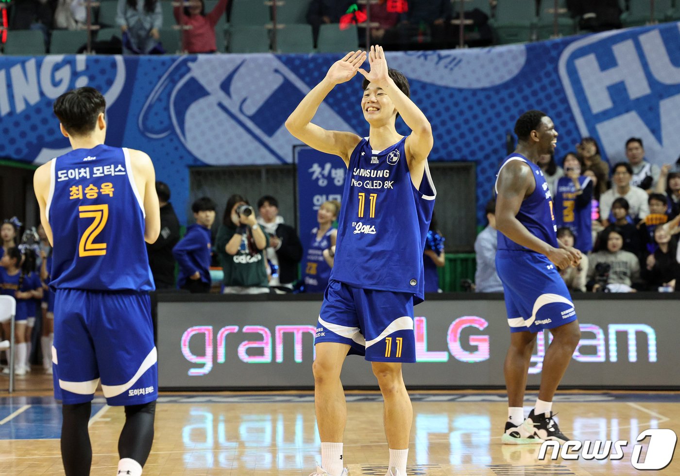 본문 이미지 - 4일 서울 송파구 잠실실내체육관에서 열린 2023-2024 정관장 프로농구 서울 삼성 썬더스와 부산 KCC이지스 경기 재연장전에서 삼성 선수들이 97대 88로 승리가 확실시 되자 기쁨을 나누고 있다. 2024.2.4/뉴스1 ⓒ News1 장수영 기자