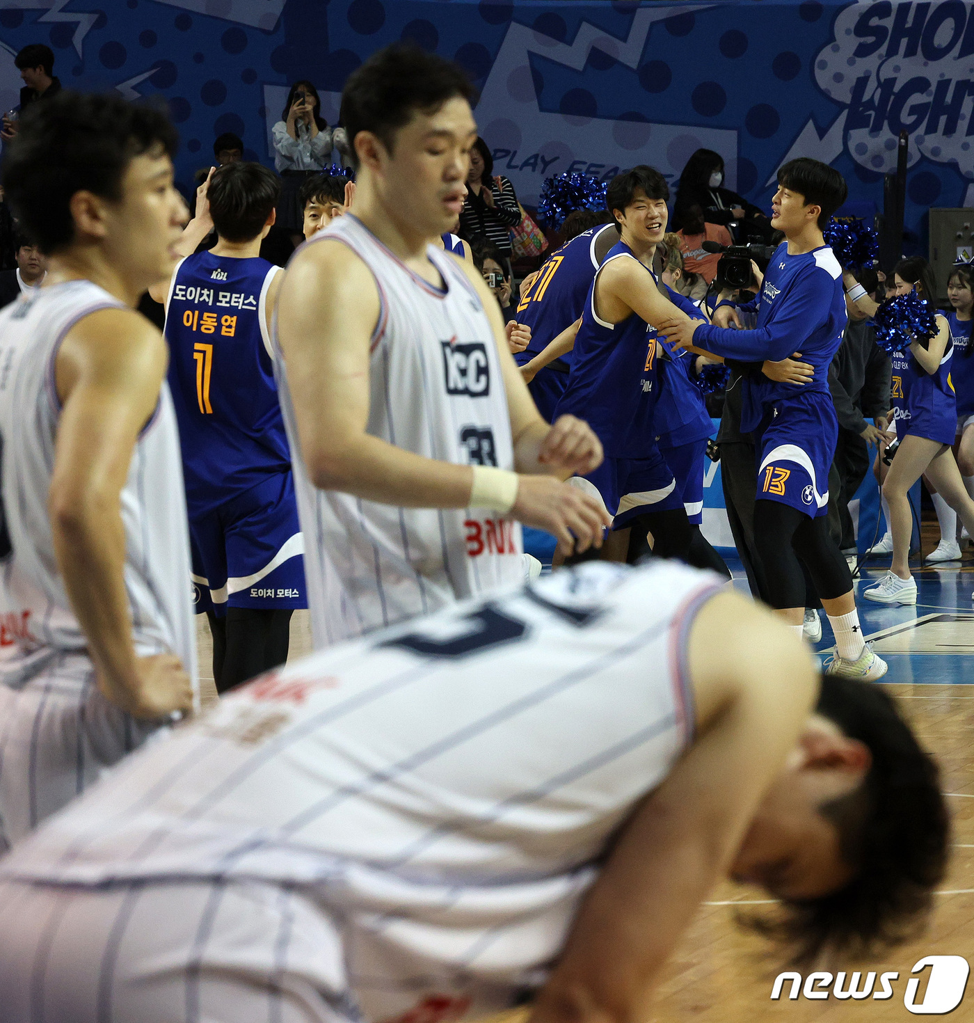 (서울=뉴스1) 장수영 기자 = 4일 서울 송파구 잠실실내체육관에서 열린 2023-2024 정관장 프로농구 서울 삼성 썬더스와 부산 KCC이지스 경기 재연장전 끝에 97대 88로 …