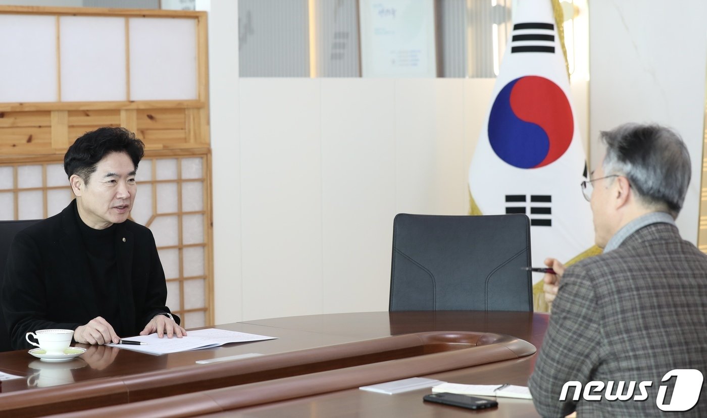 본문 이미지 - 김대중 교육감이 <뉴스1>광주전남취재본부 조영석 본부장과 전남도교육감실에서 대담하고 있다. .2024.2.5뉴스1 ⓒ 뉴스1