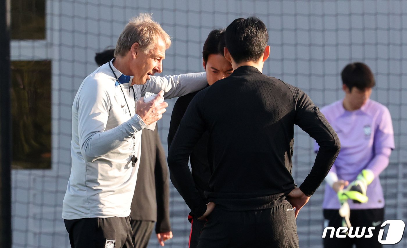본문 이미지 - 2023 아시아축구연맹(AFC) 카타르 아시안컵 요르단과의 4강전을 앞둔 대한민국 축구대표팀 위르겐 클린스만 감독이 4일(현지시간) 카타르 도하 알 에글라 트레이닝 센터에서 김진수, 손흥민과 대화하고 있다. 2024.2.4/뉴스1 ⓒ News1 김성진 기자
