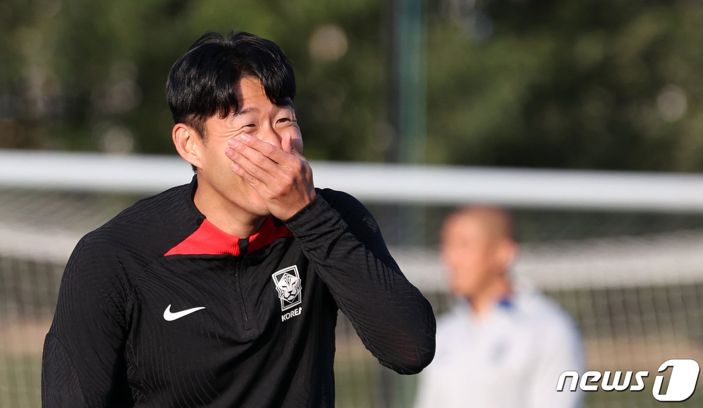 본문 이미지 - 2023 아시아축구연맹(AFC) 카타르 아시안컵 요르단과의 4강전을 앞둔 대한민국 축구대표팀 손흥민이 4일(현지시간) 카타르 도하 알 에글라 트레이닝 센터에서 훈련 도중 웃음을 터뜨리고 있다. 2024.2.4/뉴스1 ⓒ News1 김성진 기자