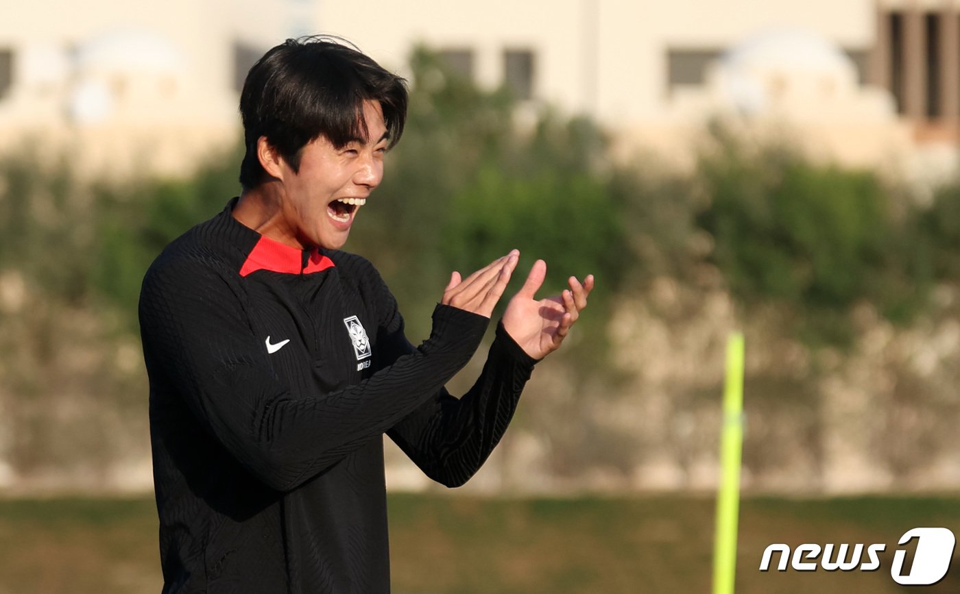 본문 이미지 - 2023 아시아축구연맹(AFC) 카타르 아시안컵 요르단과의 4강전을 앞둔 대한민국 축구대표팀 설영우가 4일(현지시간) 카타르 도하 알 에글라 트레이닝 센터에서 훈련을 하고 있다. 2024.2.4/뉴스1 ⓒ News1 김성진 기자