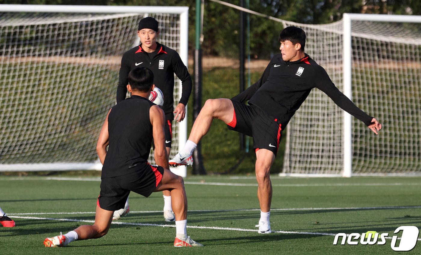 본문 이미지 - 2023 아시아축구연맹(AFC) 카타르 아시안컵 요르단과의 4강전을 앞둔 대한민국 축구대표팀 김민재가 4일(현지시간) 카타르 도하 알 에글라 트레이닝 센터에서 훈련을 하고 있다. 2024.2.4/뉴스1 ⓒ News1 김성진 기자