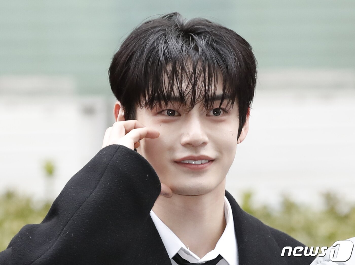 본문 이미지 - 제로베이스원 김지웅이 ‘불후의 명곡’ 동방신기 편 녹화를 위해 5일 서울 영등포구 KBS 신관에 도착해 볼 하트를 그리고 있다.  ⓒ News1 권현진 기자