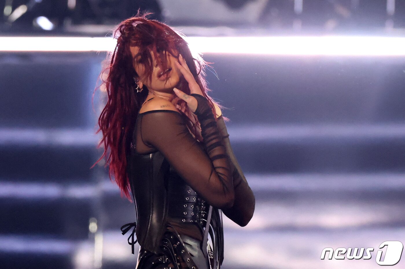 본문 이미지 - 제66회 그래미 어워즈 오프닝을 장식한 두아 리파 ⓒ AFP=뉴스1