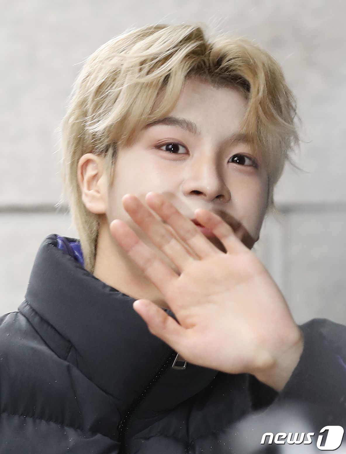 (서울=뉴스1) 권현진 기자 = 가수 정동원(JD1)이 ‘불후의 명곡’ 동방신기 편 녹화를 위해 5일 서울 영등포구 KBS 신관에 도착해 인사를 하고 있다. 2024.2.5/뉴스1 …