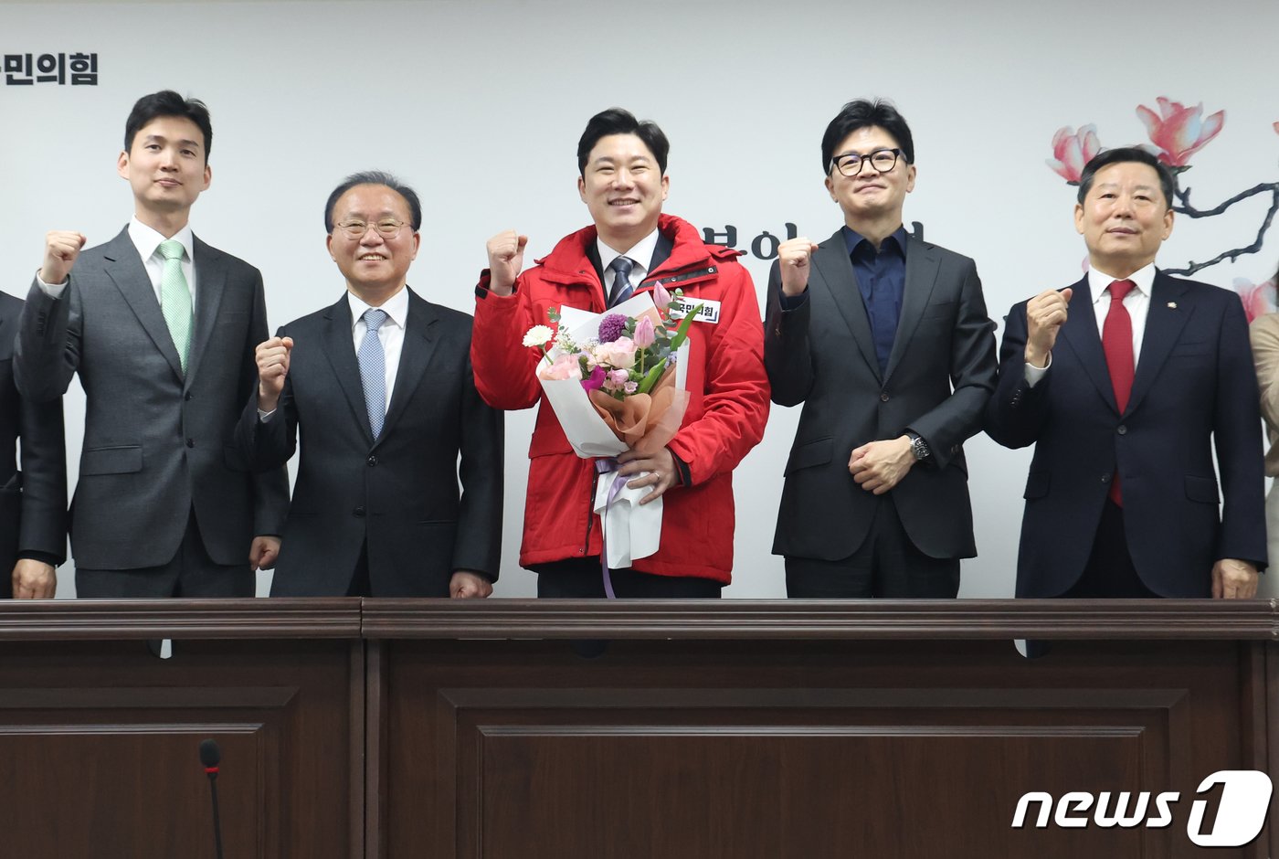 본문 이미지 - 한동훈 국민의힘 비상대책위원장이 5일 서울 여의도 국회 국민의힘 당사에서 열린 인재 영입 환영식에서 진종오 전 국가대표 사격선수와 기념촬영을 하고 있다. 2024.2.5/뉴스1 ⓒ News1 송원영 기자