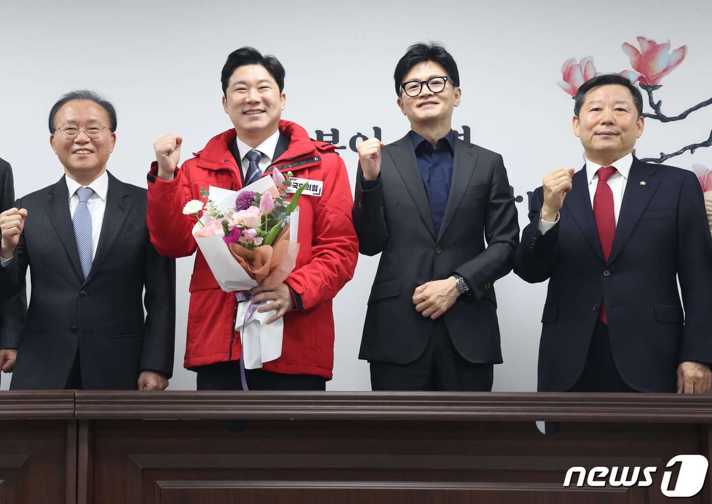 본문 이미지 - 한동훈 국민의힘 비상대책위원장이 5일 서울 여의도 국회 국민의힘 당사에서 열린 인재 영입 환영식에서 진종오 전 국가대표 사격선수와 기념촬영을 하고 있다. 2024.2.5/뉴스1 ⓒ News1 송원영 기자