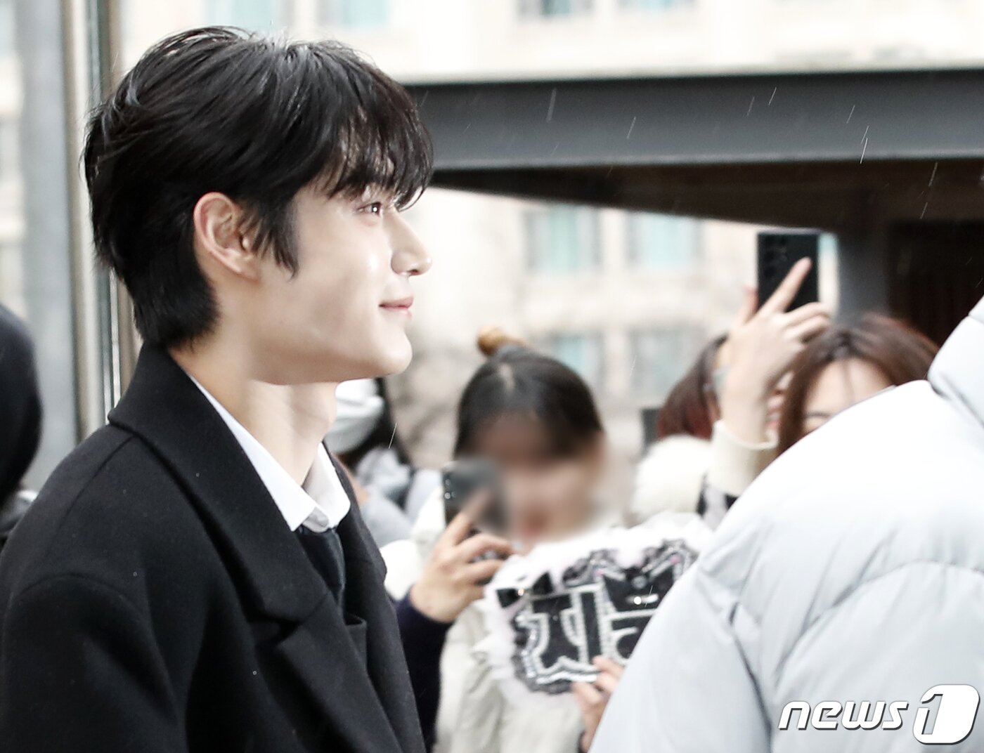 본문 이미지 - 제로베이스원 김지웅이 ‘불후의 명곡’ 동방신기 편 녹화를 위해 5일 서울 영등포구 KBS 신관에 도착해 제로즈(제로베이스원 팬덤명)의 응원을 받으며 이동을 하고 있다. ⓒ News1 권현진 기자